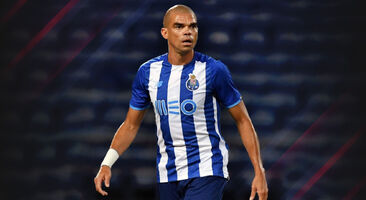  Pepe signs new contract with FC Porto to 2024